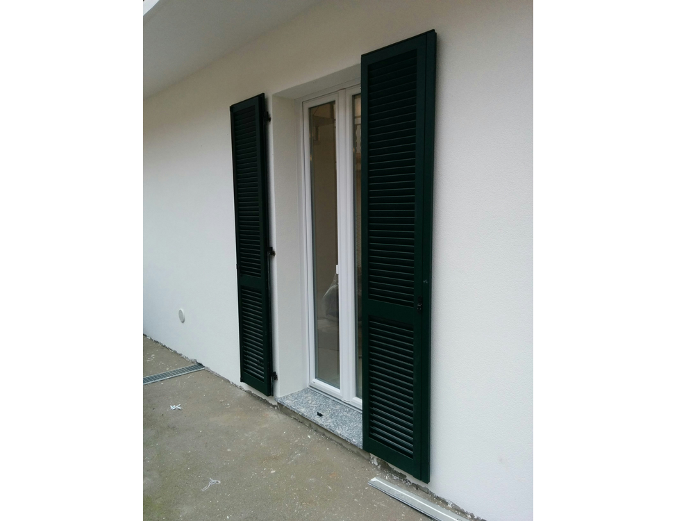 Persiana in alluminio e finestra in PVC