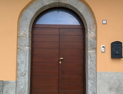 Porta di ingresso in larice