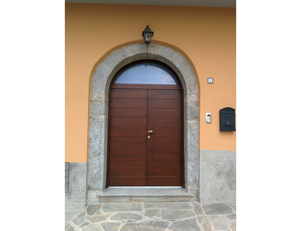 Porta di ingresso in larice