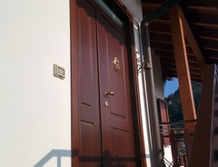 Porta di ingresso pantografata in multistrato marino