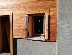 Finestra e antone in larice con verniciatura effetto grezzo