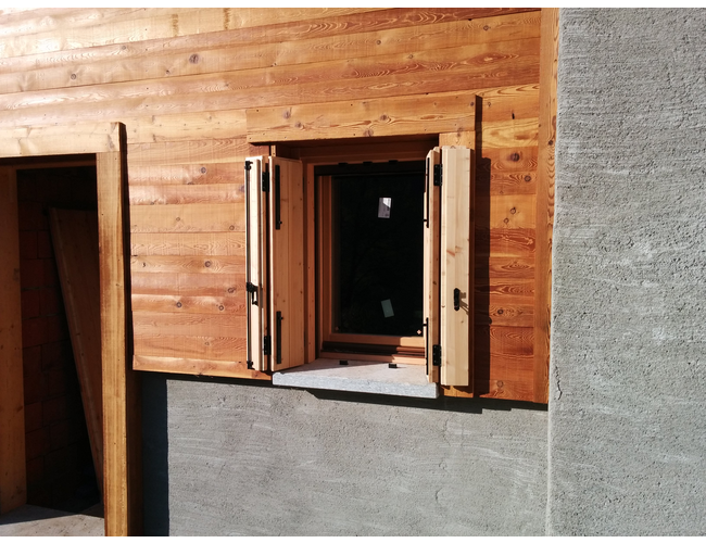 Finestra e antone in larice con verniciatura effetto grezzo