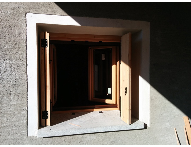 Finestra e antone in larice con verniciatura effetto grezzo