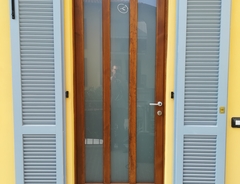 porta di ingresso e persiana in legno